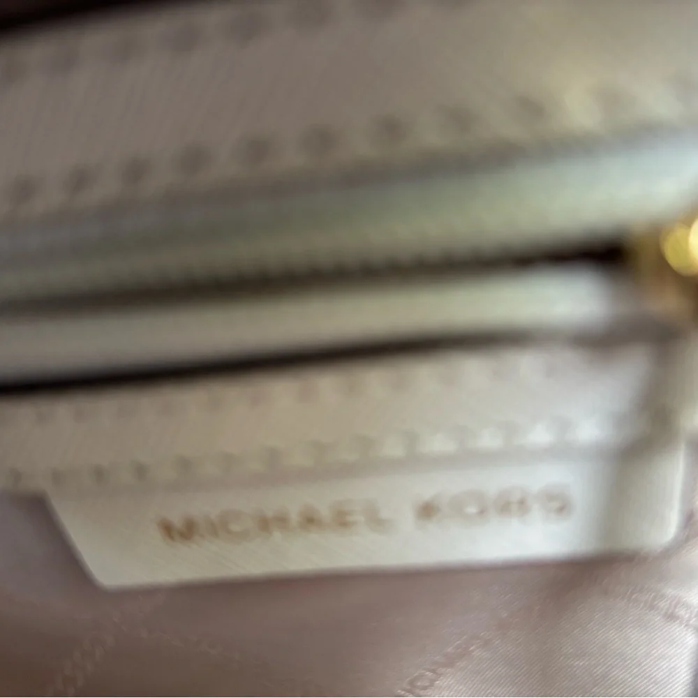 Michael Kors White Leather Handbag with Adjustable Removable Crossbody Strap - Picture 10 of 10